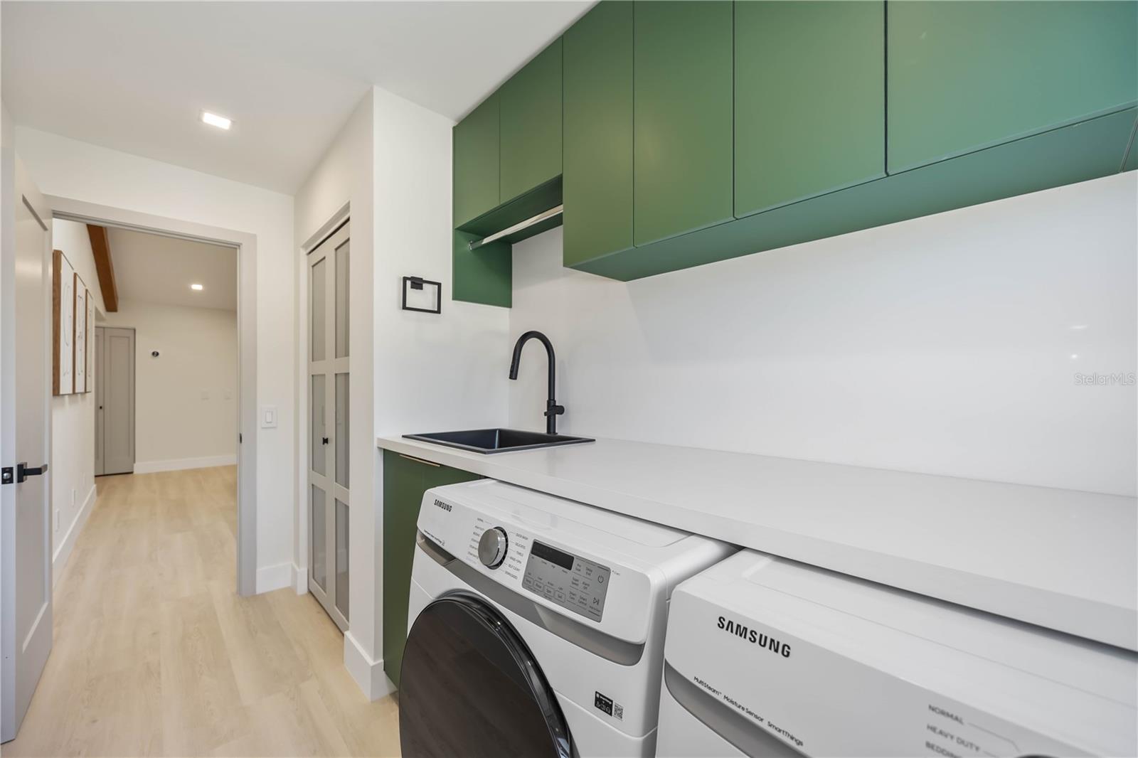 Listing photo id 41 for 105 Sinclair Street Se