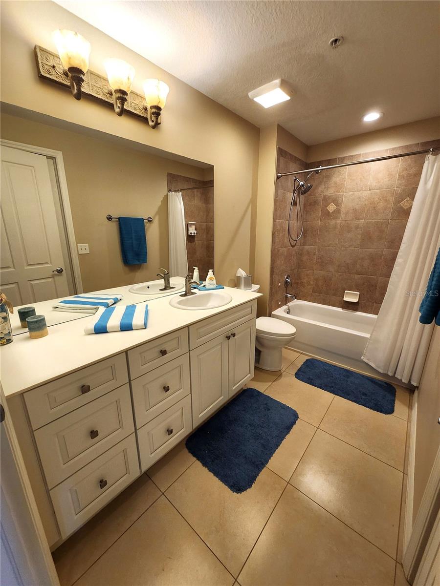 Image 39 of 70 For 5127 Melbourne Street F103