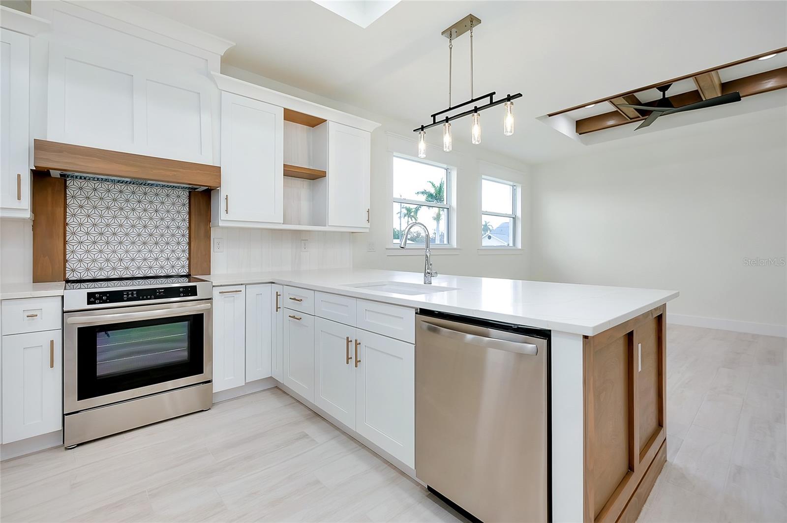 Listing photo id 14 for 338 San Marie Drive