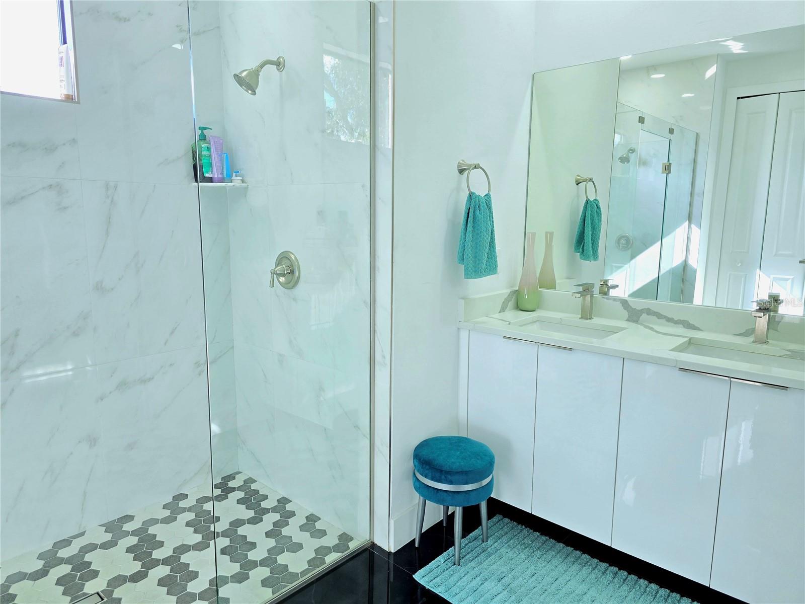 Image 17 of 39 For 705 Harding Lane