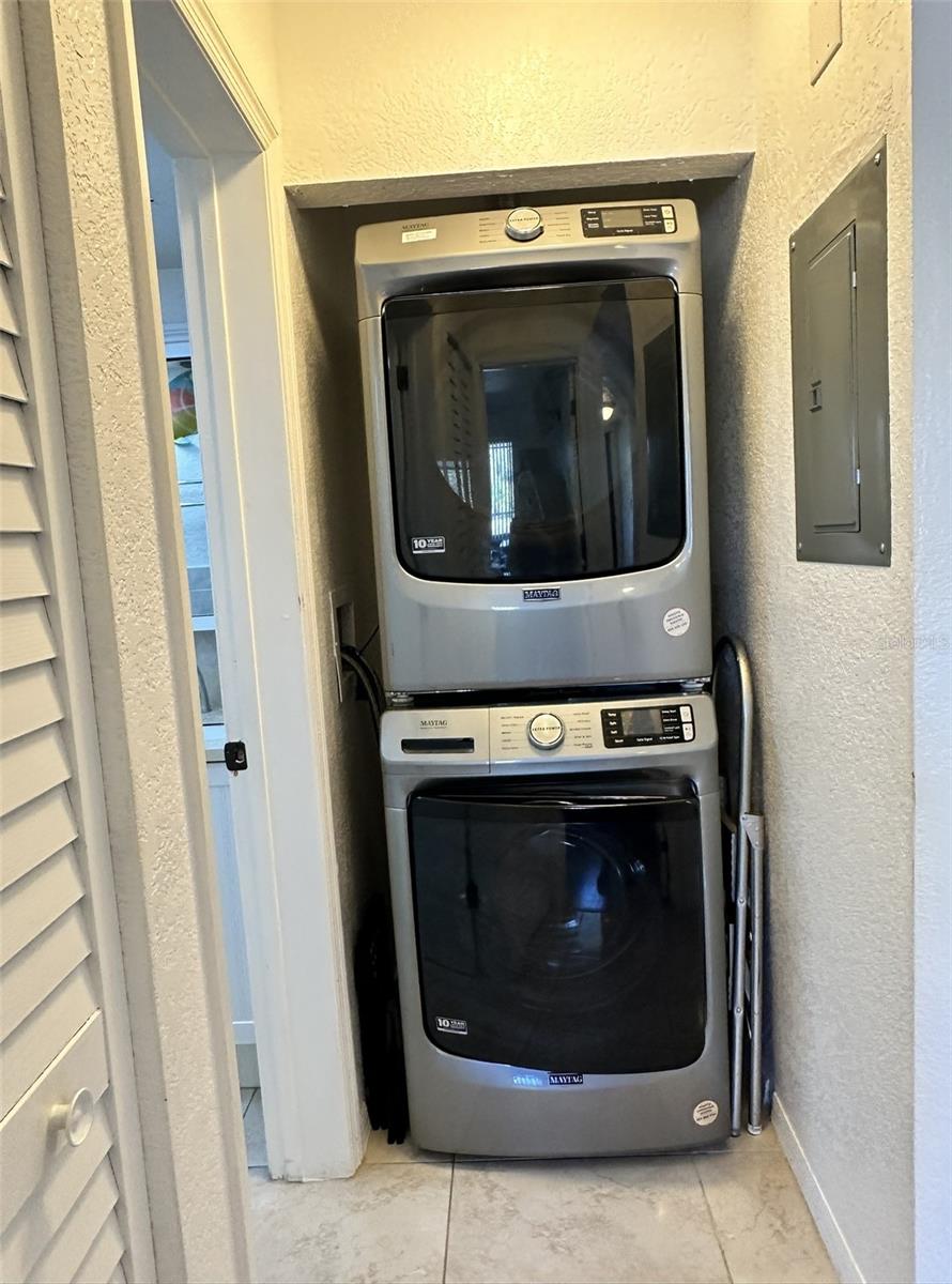 Image 18 of 31 For 4000 Oakview Drive L8