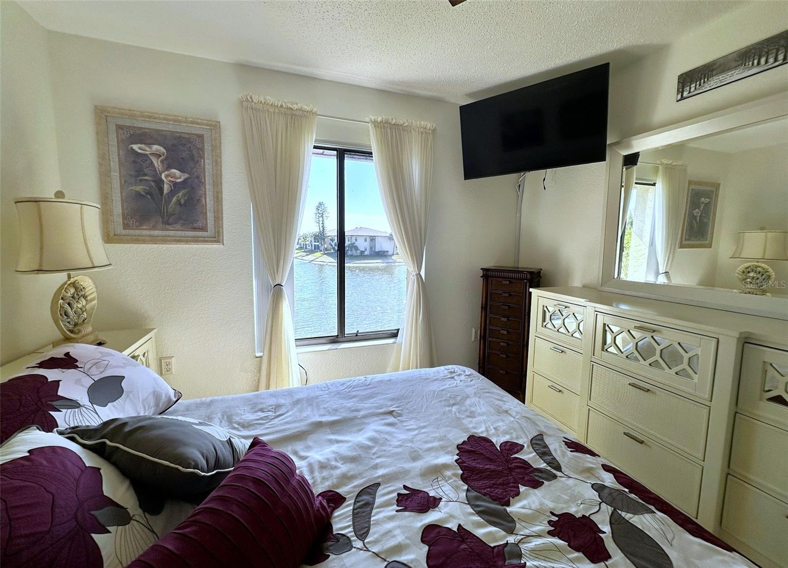 Image 4 of 31 For 4000 Oakview Drive L8