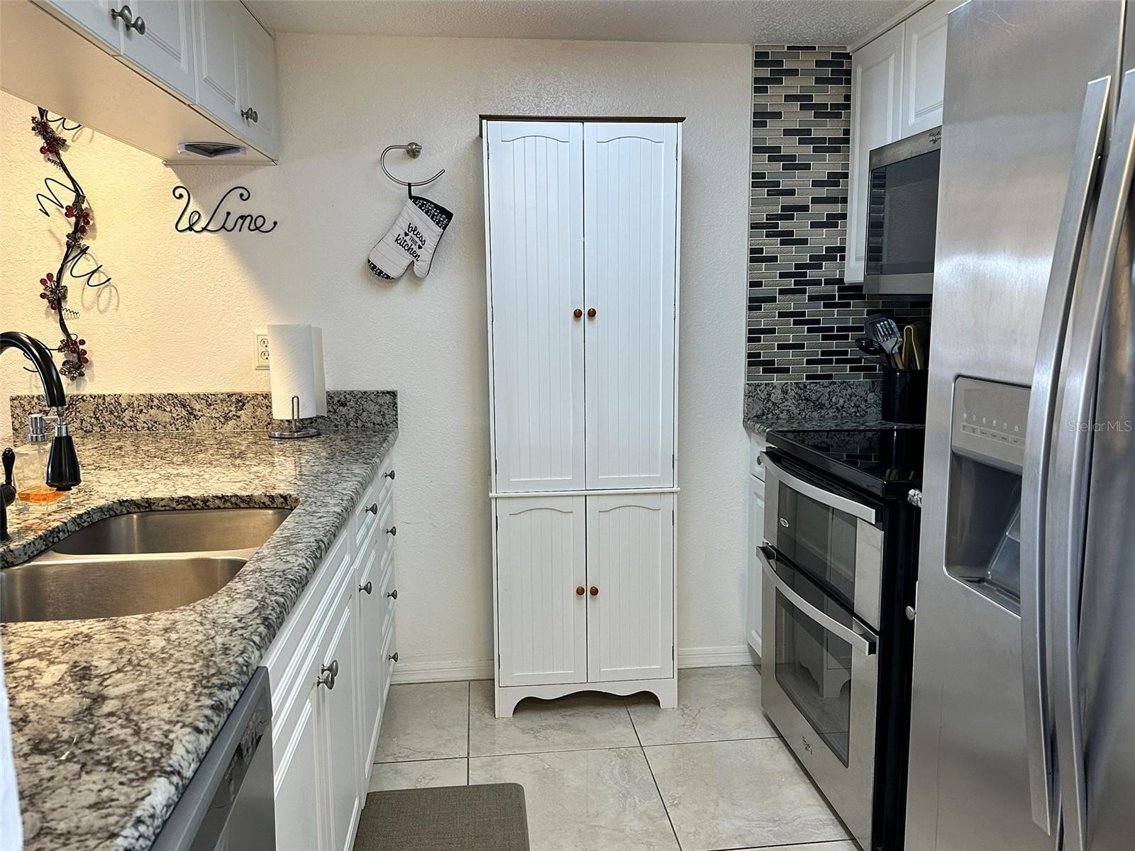 Image 8 of 31 For 4000 Oakview Drive L8