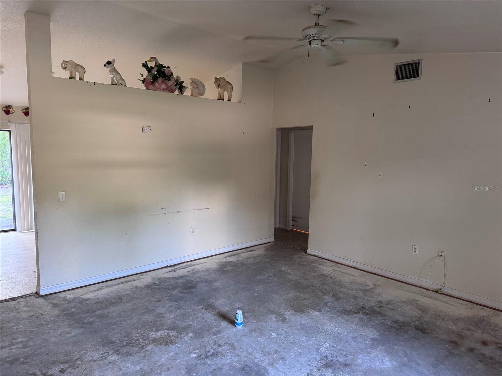 Listing photo id 2 for 3589 Chamberlain Boulevard