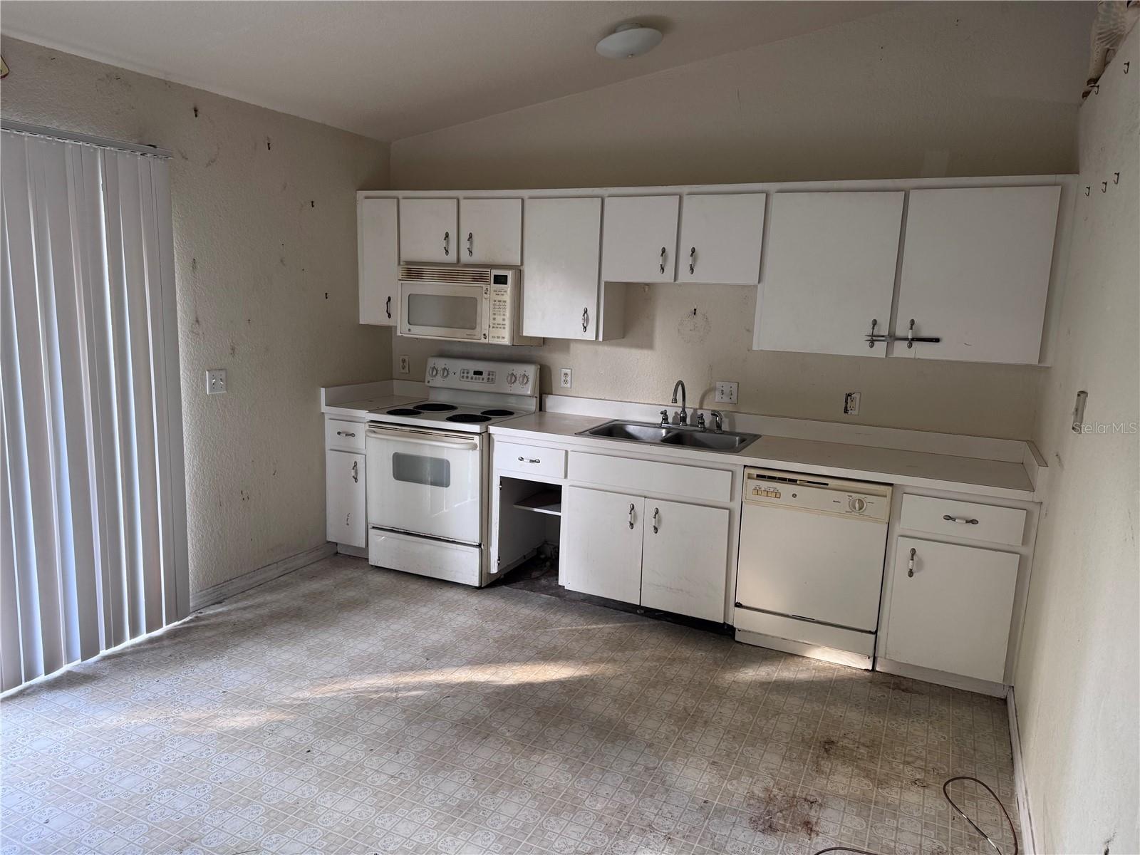 Listing photo id 6 for 3589 Chamberlain Boulevard