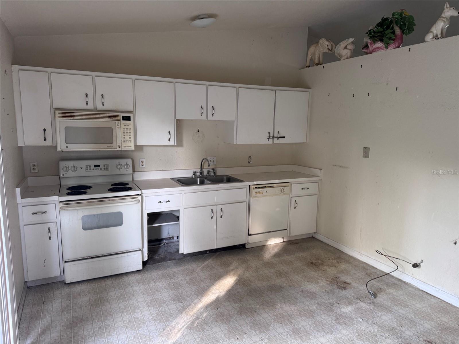 Listing photo id 7 for 3589 Chamberlain Boulevard