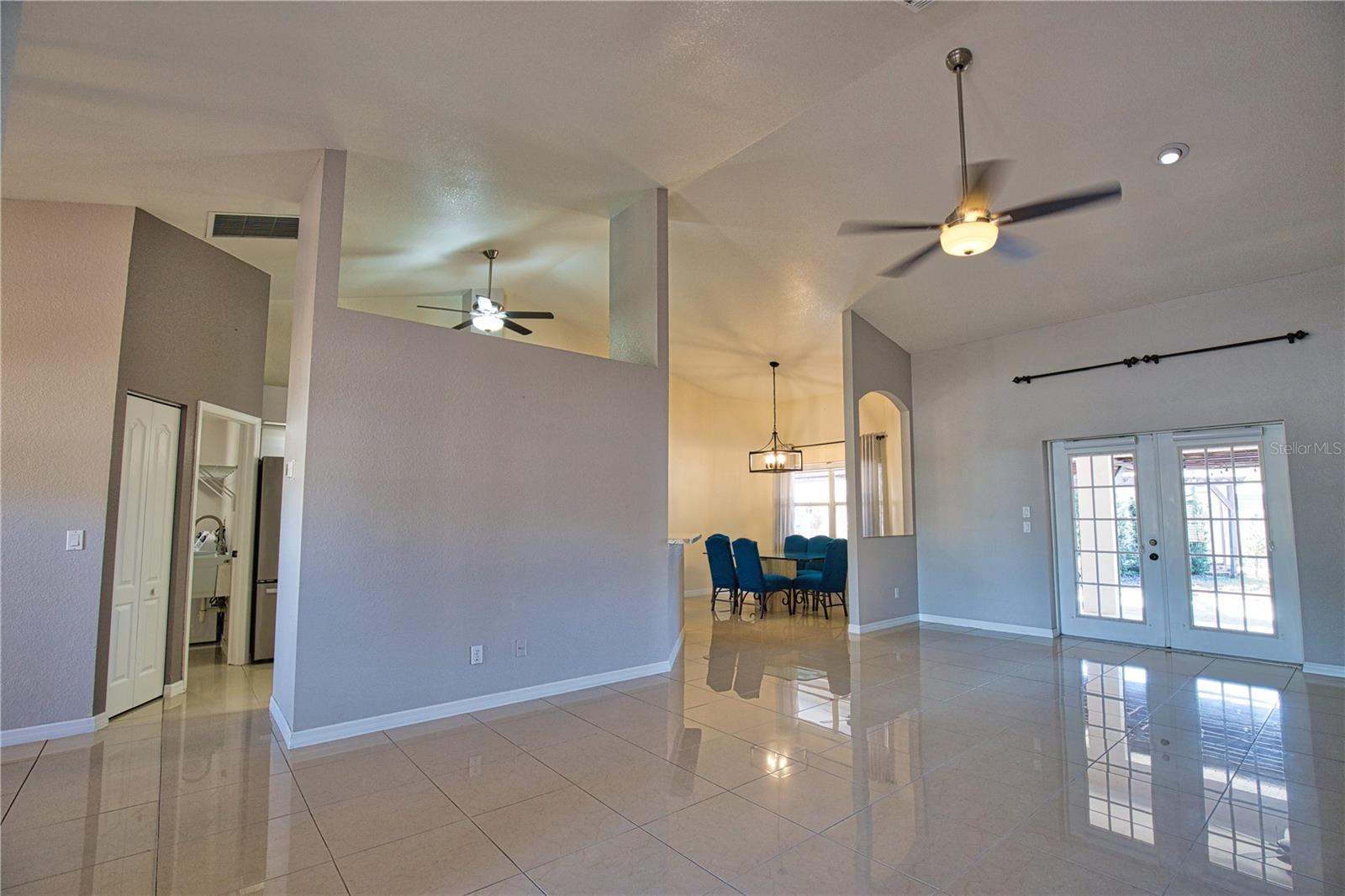 Listing photo id 12 for 3985 Massini Avenue