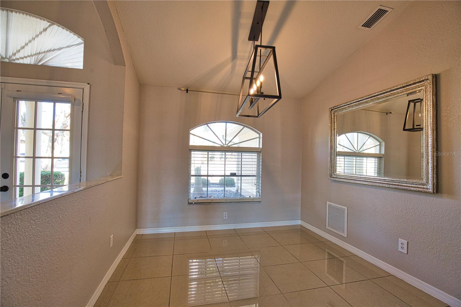 Listing photo id 13 for 3985 Massini Avenue