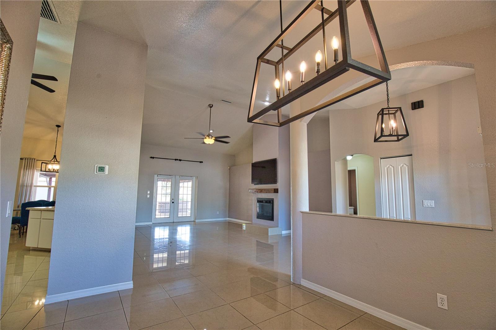 Listing photo id 15 for 3985 Massini Avenue