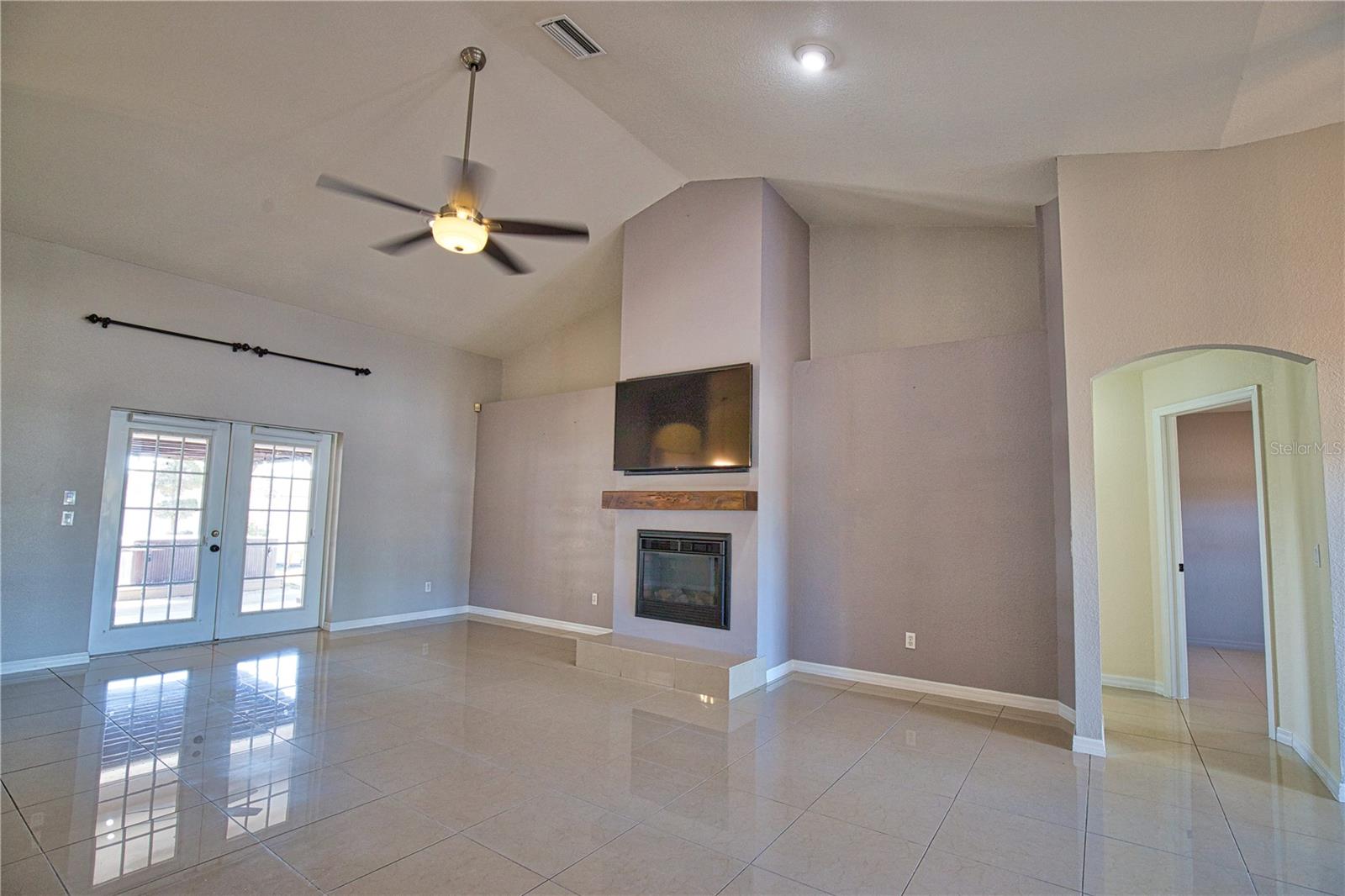 Listing photo id 16 for 3985 Massini Avenue