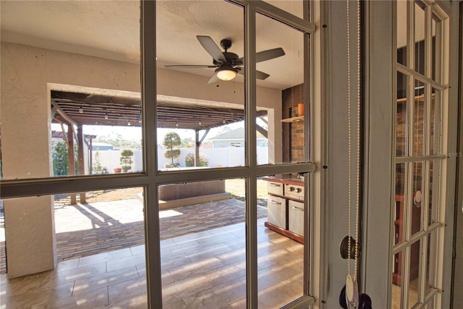 Listing photo id 18 for 3985 Massini Avenue