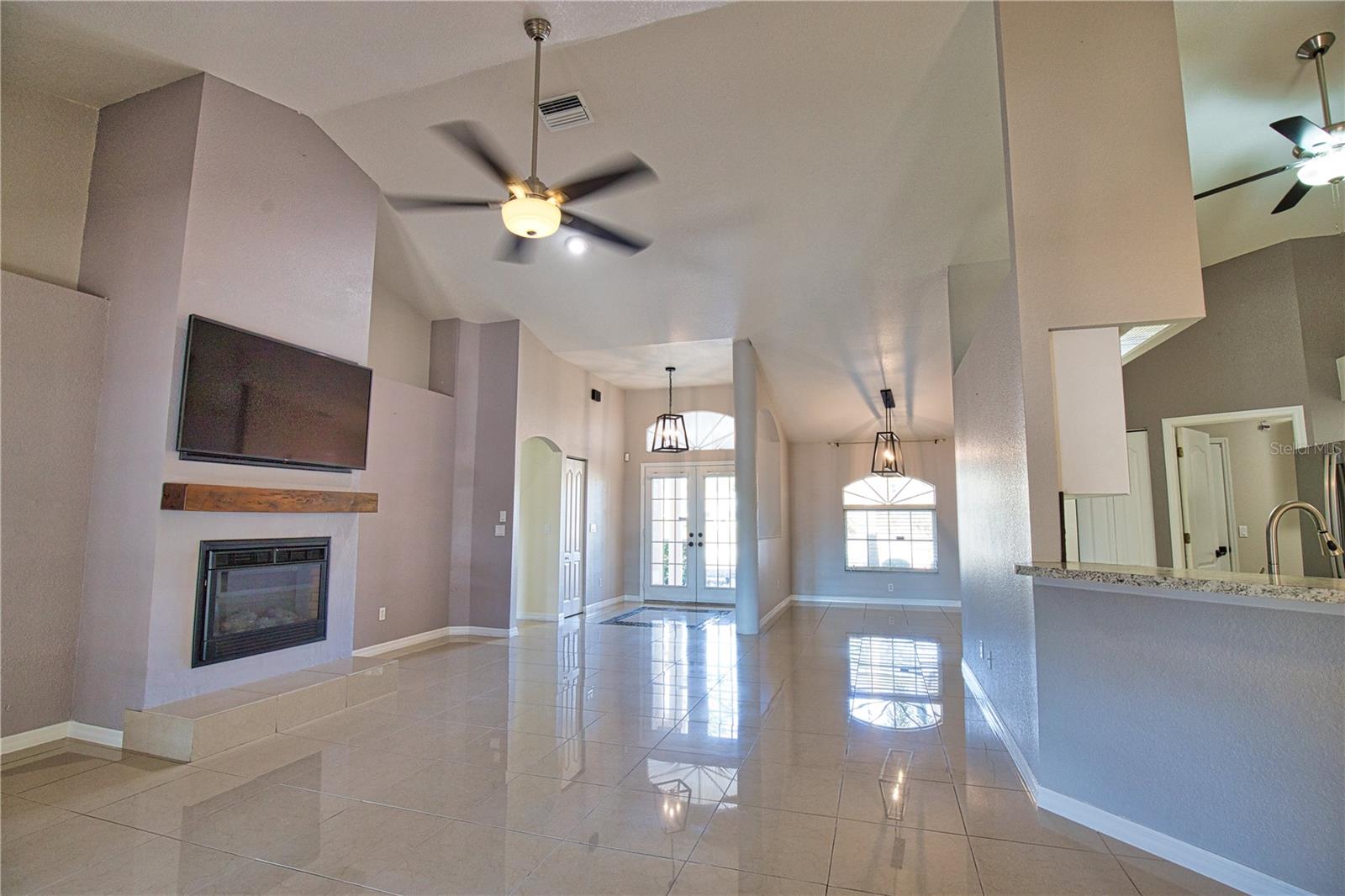 Listing photo id 19 for 3985 Massini Avenue