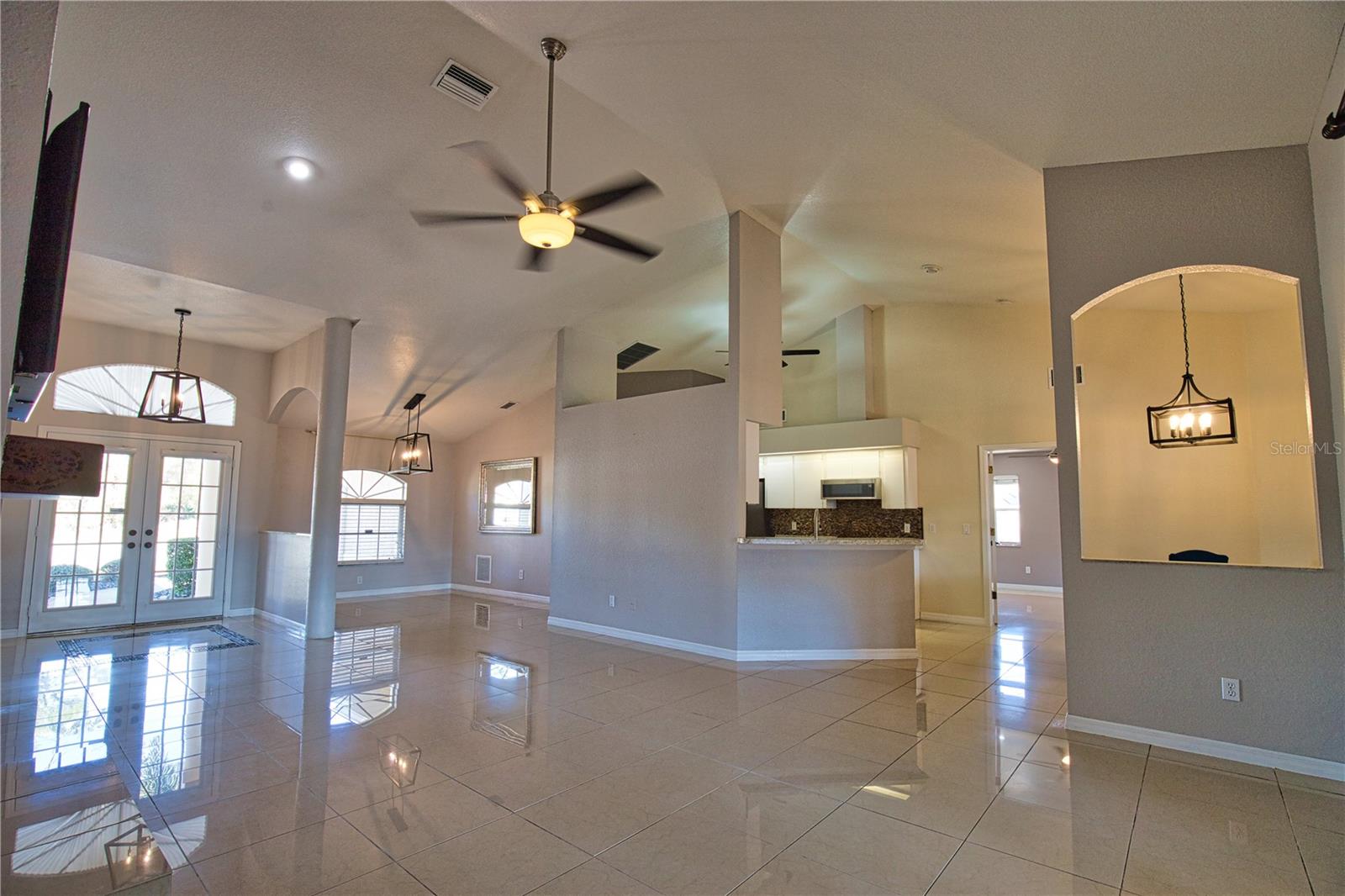 Listing photo id 20 for 3985 Massini Avenue