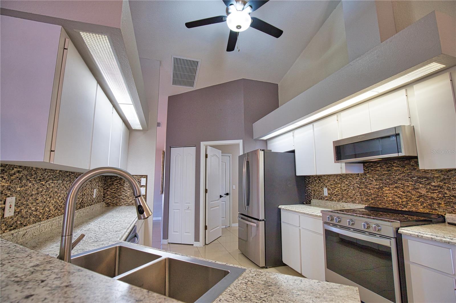 Listing photo id 21 for 3985 Massini Avenue