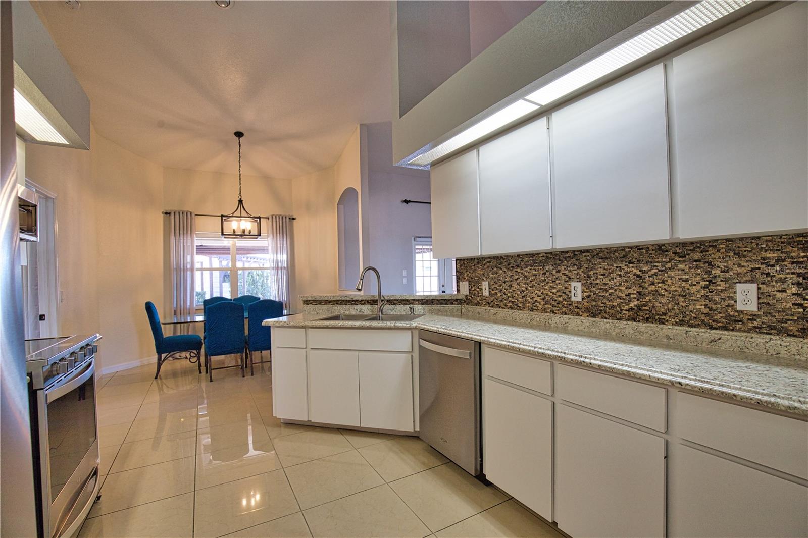 Listing photo id 22 for 3985 Massini Avenue