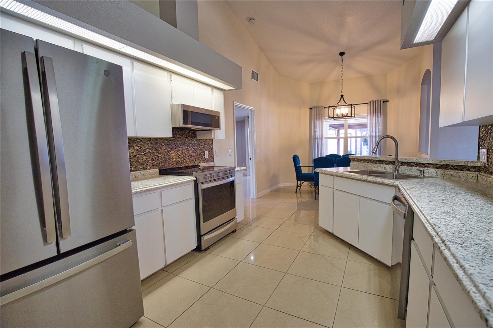 Listing photo id 24 for 3985 Massini Avenue