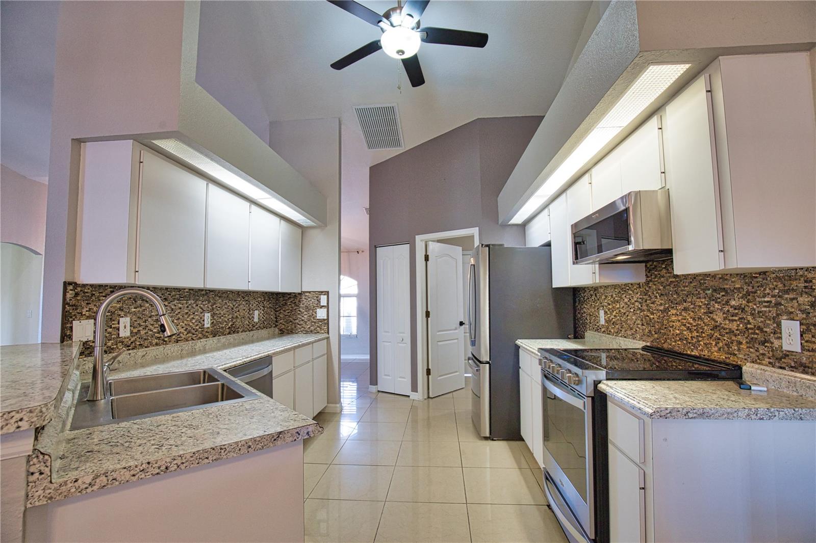 Listing photo id 25 for 3985 Massini Avenue