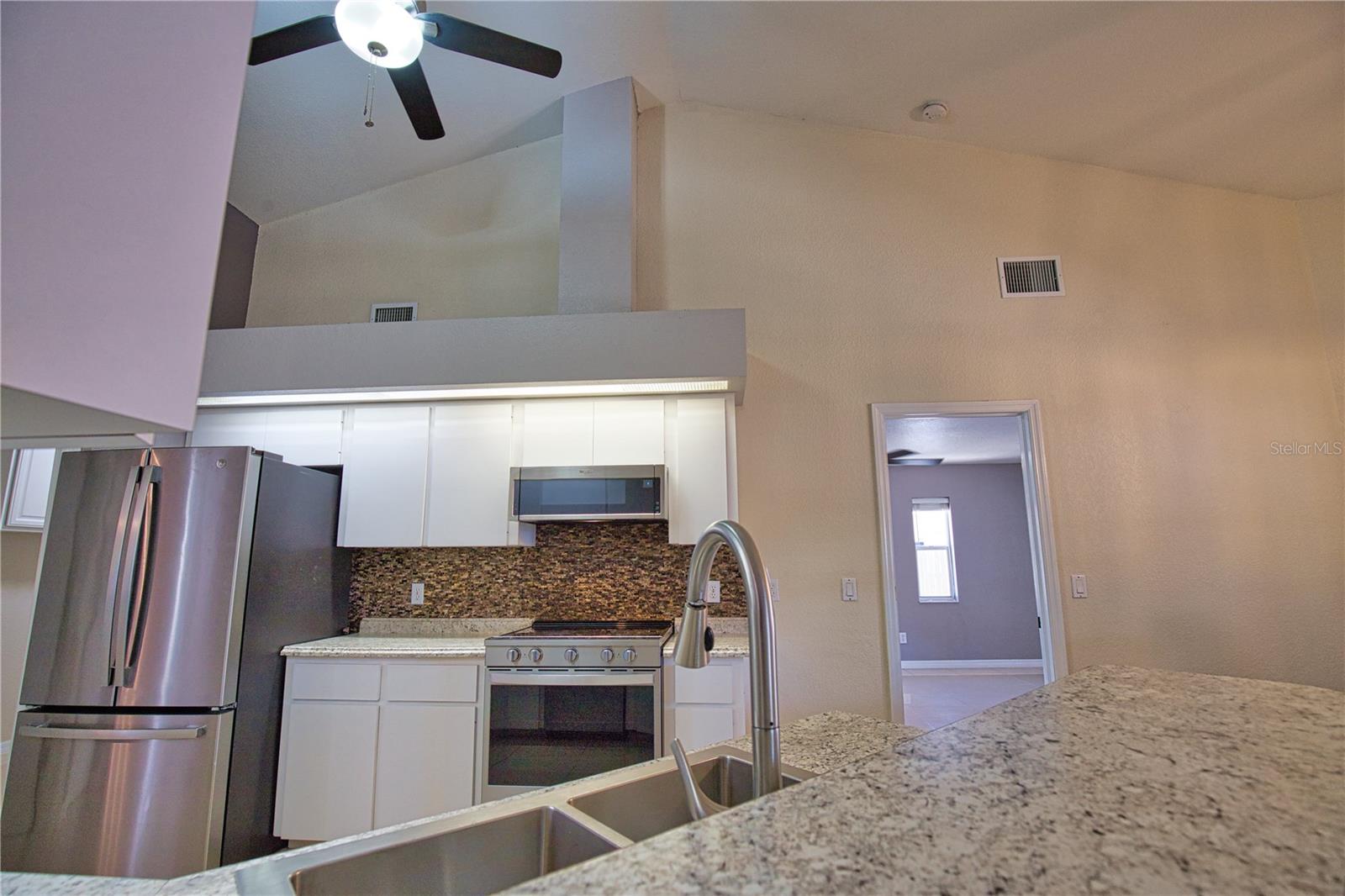 Listing photo id 27 for 3985 Massini Avenue