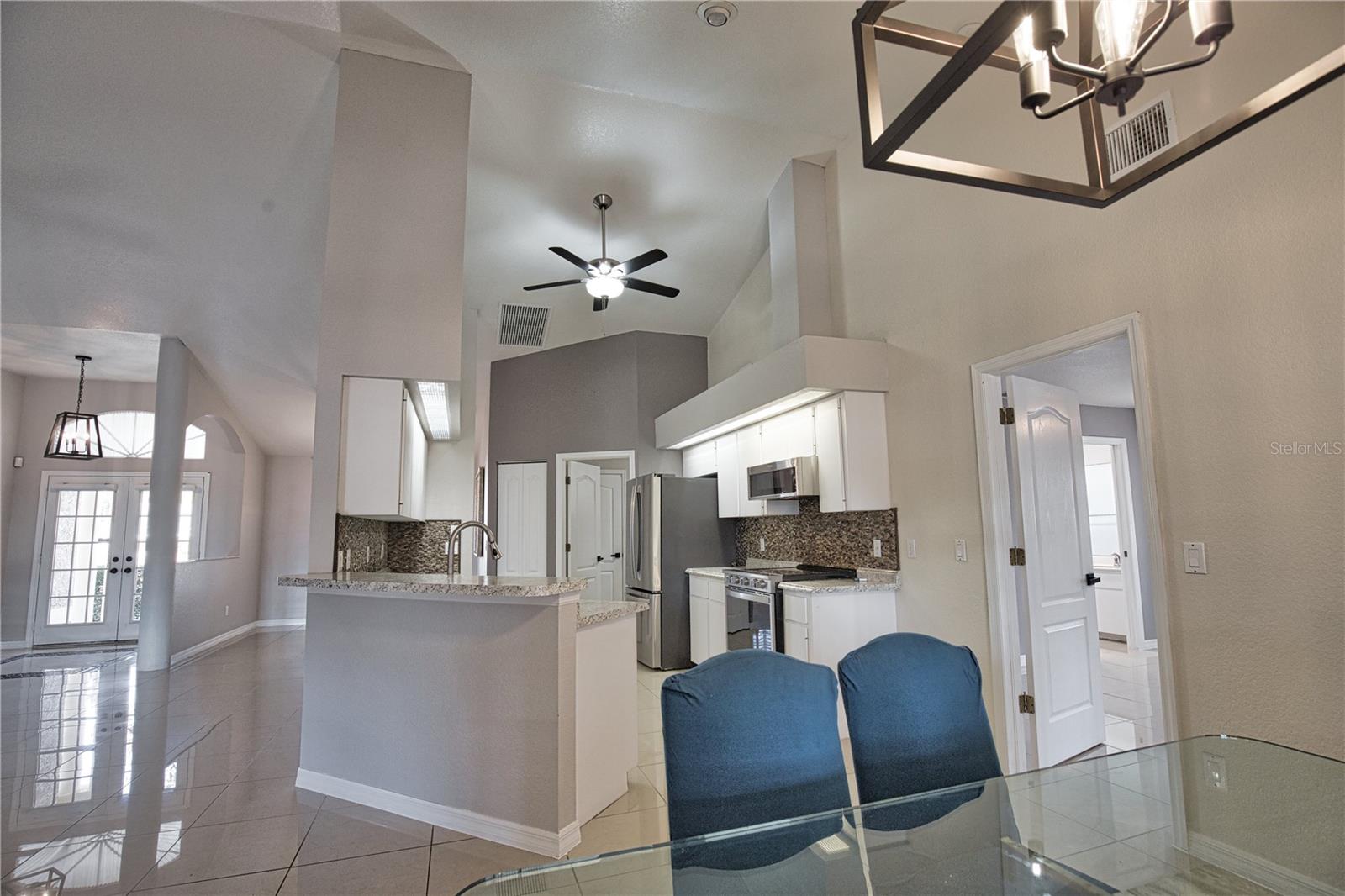 Listing photo id 28 for 3985 Massini Avenue