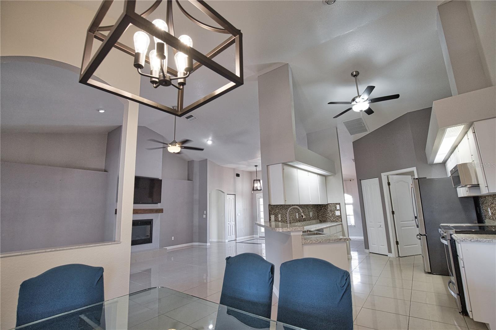 Listing photo id 29 for 3985 Massini Avenue