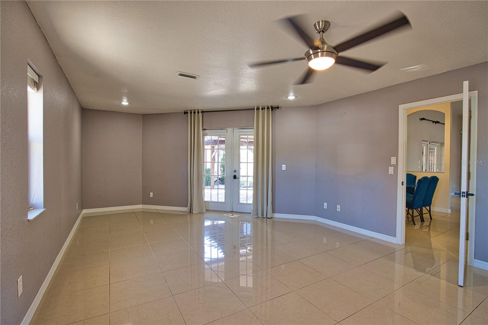 Listing photo id 33 for 3985 Massini Avenue