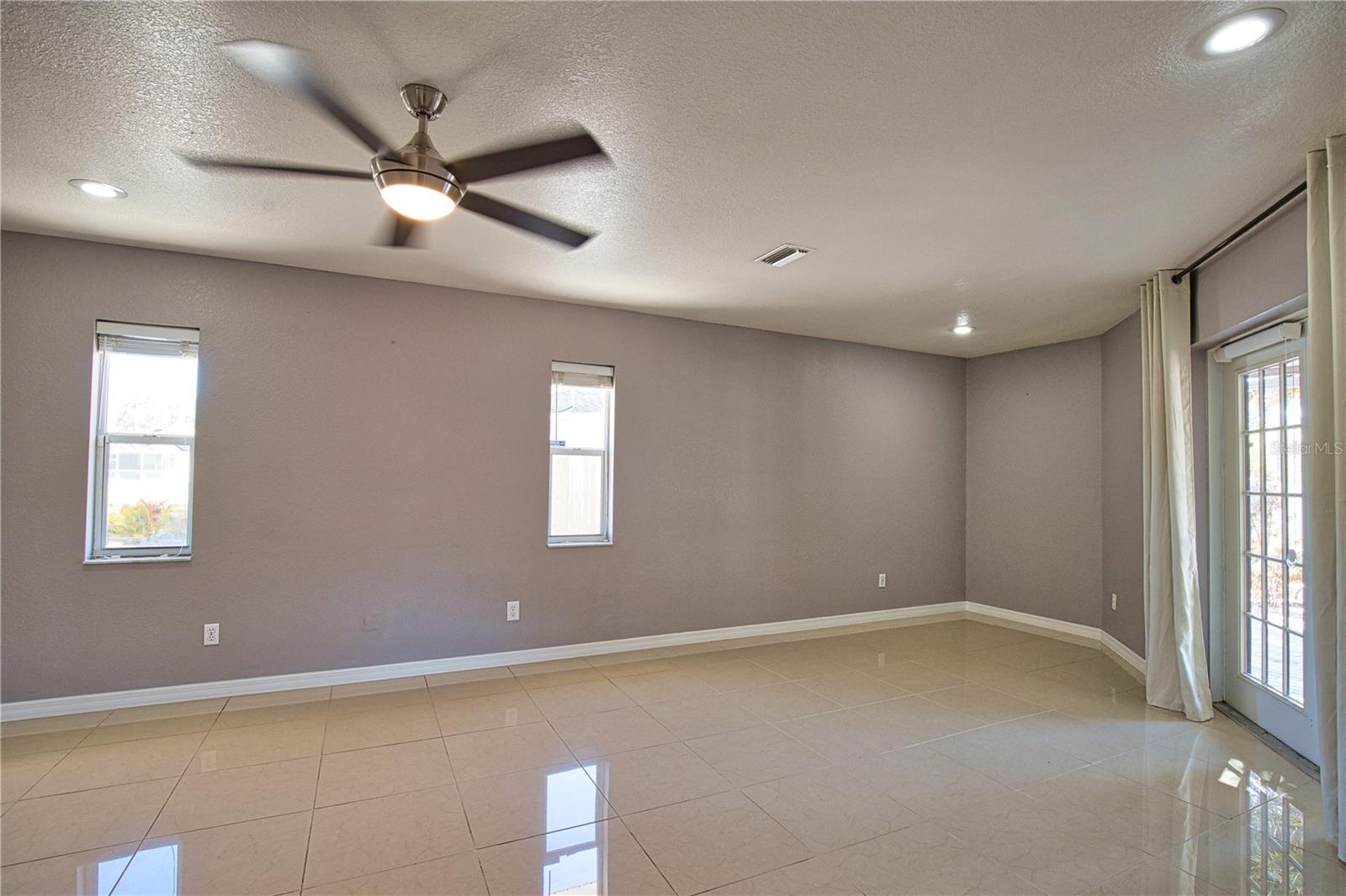 Listing photo id 34 for 3985 Massini Avenue