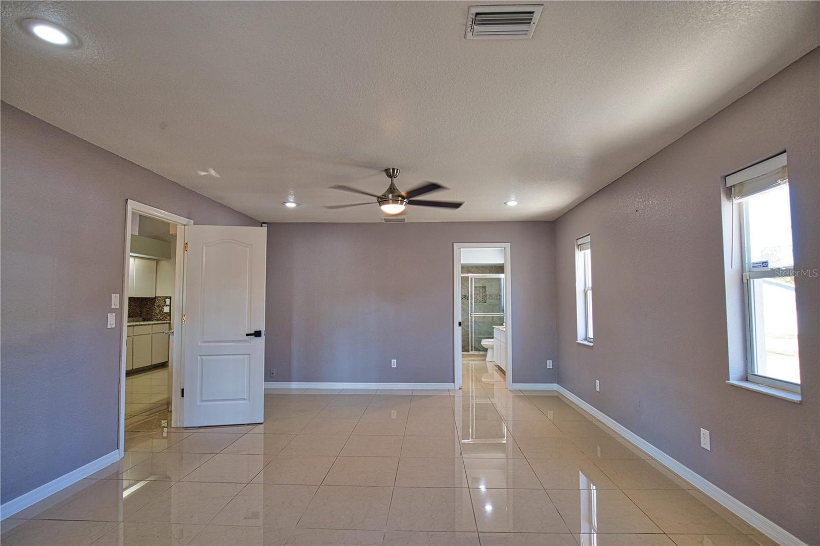 Listing photo id 36 for 3985 Massini Avenue