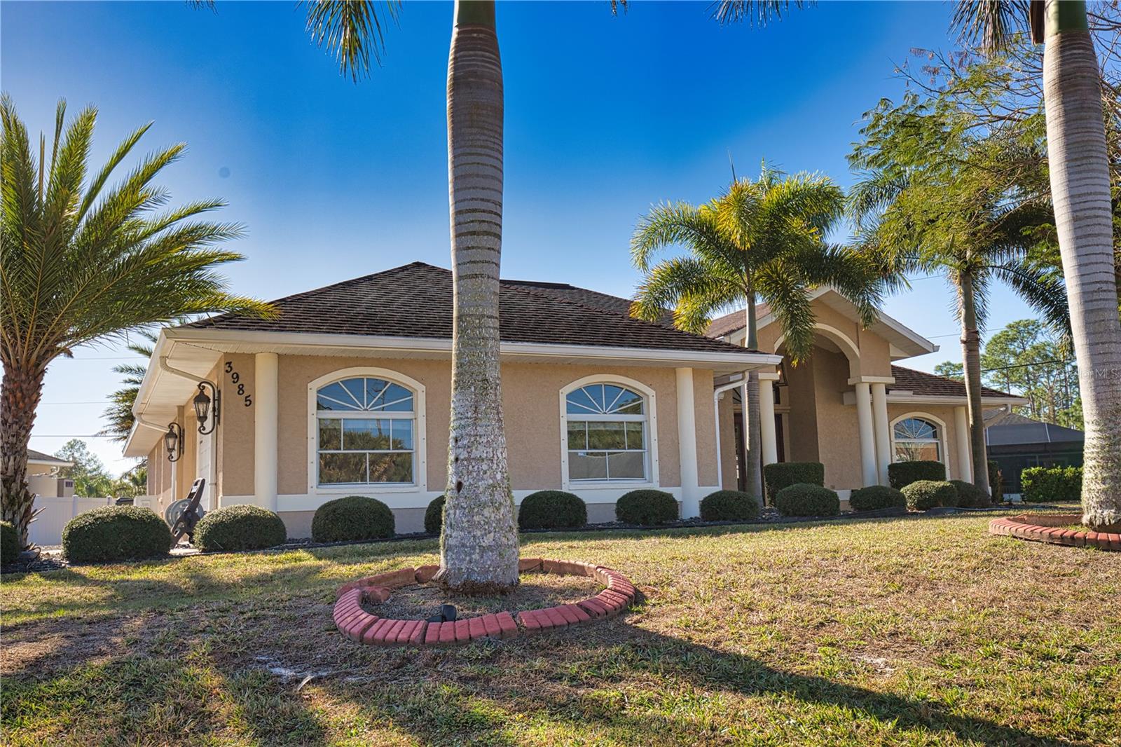 Listing photo id 2 for 3985 Massini Avenue