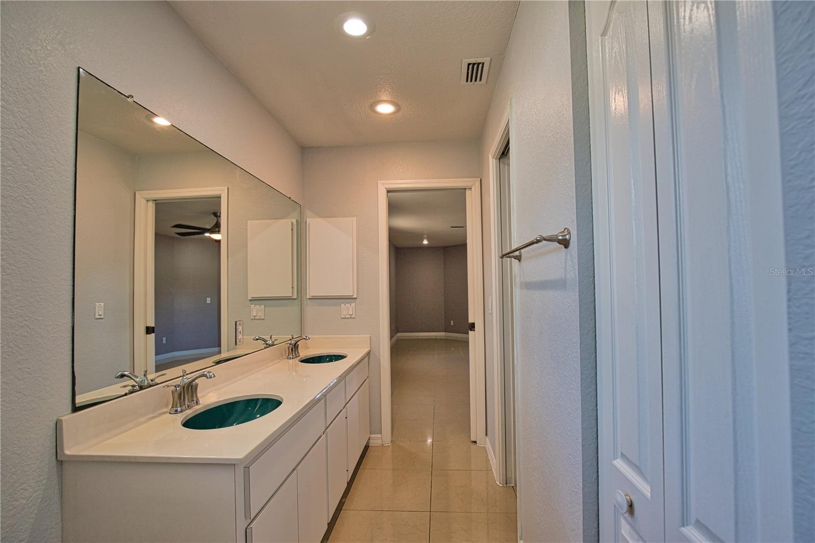 Listing photo id 38 for 3985 Massini Avenue