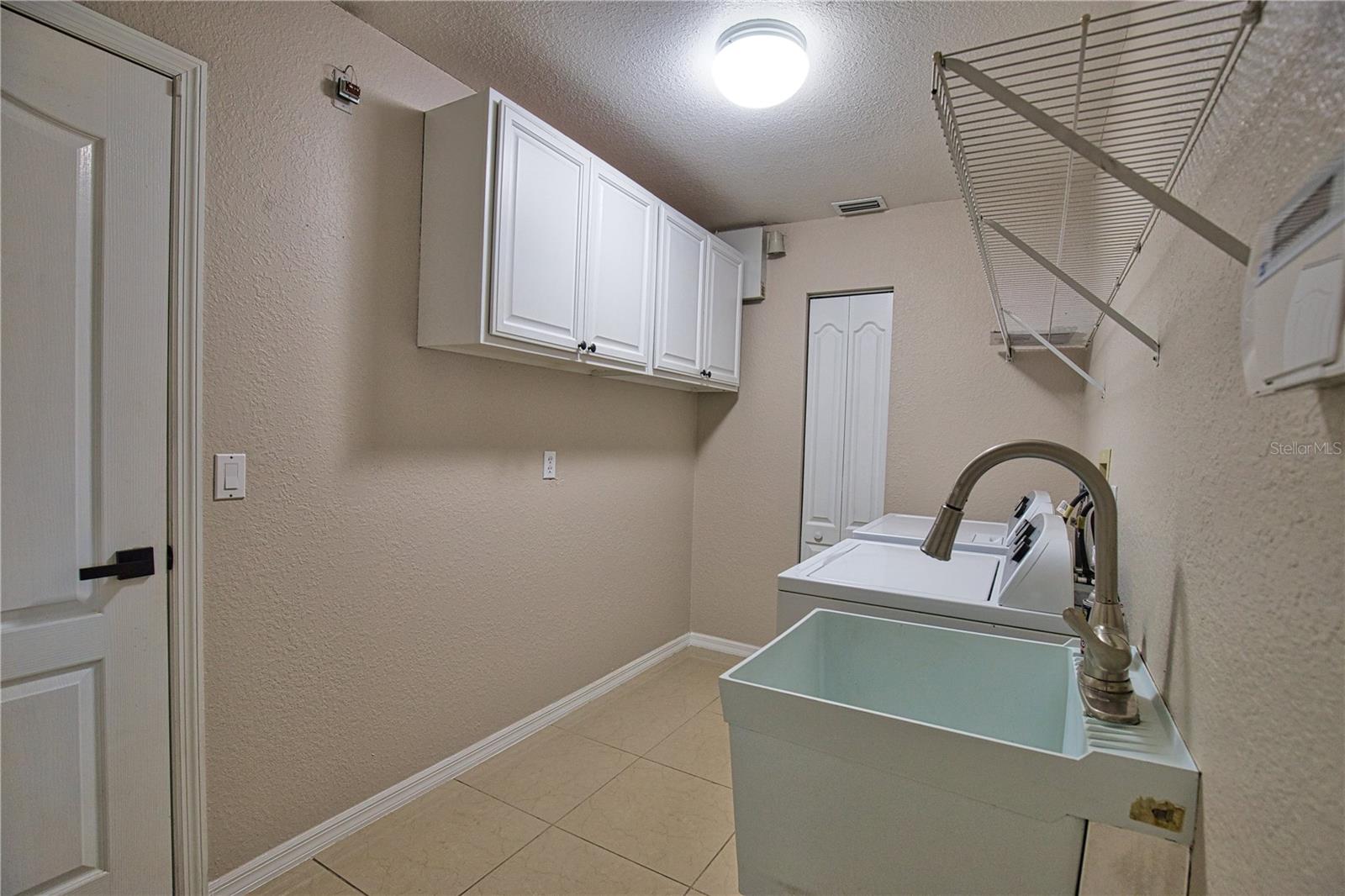 Listing photo id 61 for 3985 Massini Avenue