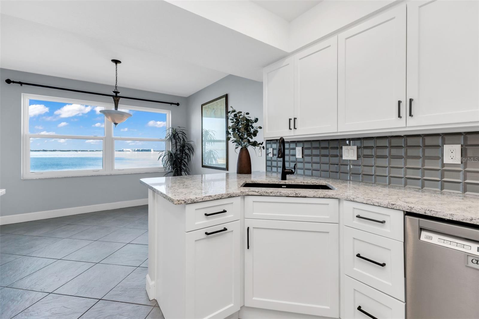 Image 18 of 44 For 1650 Marion Avenue 123