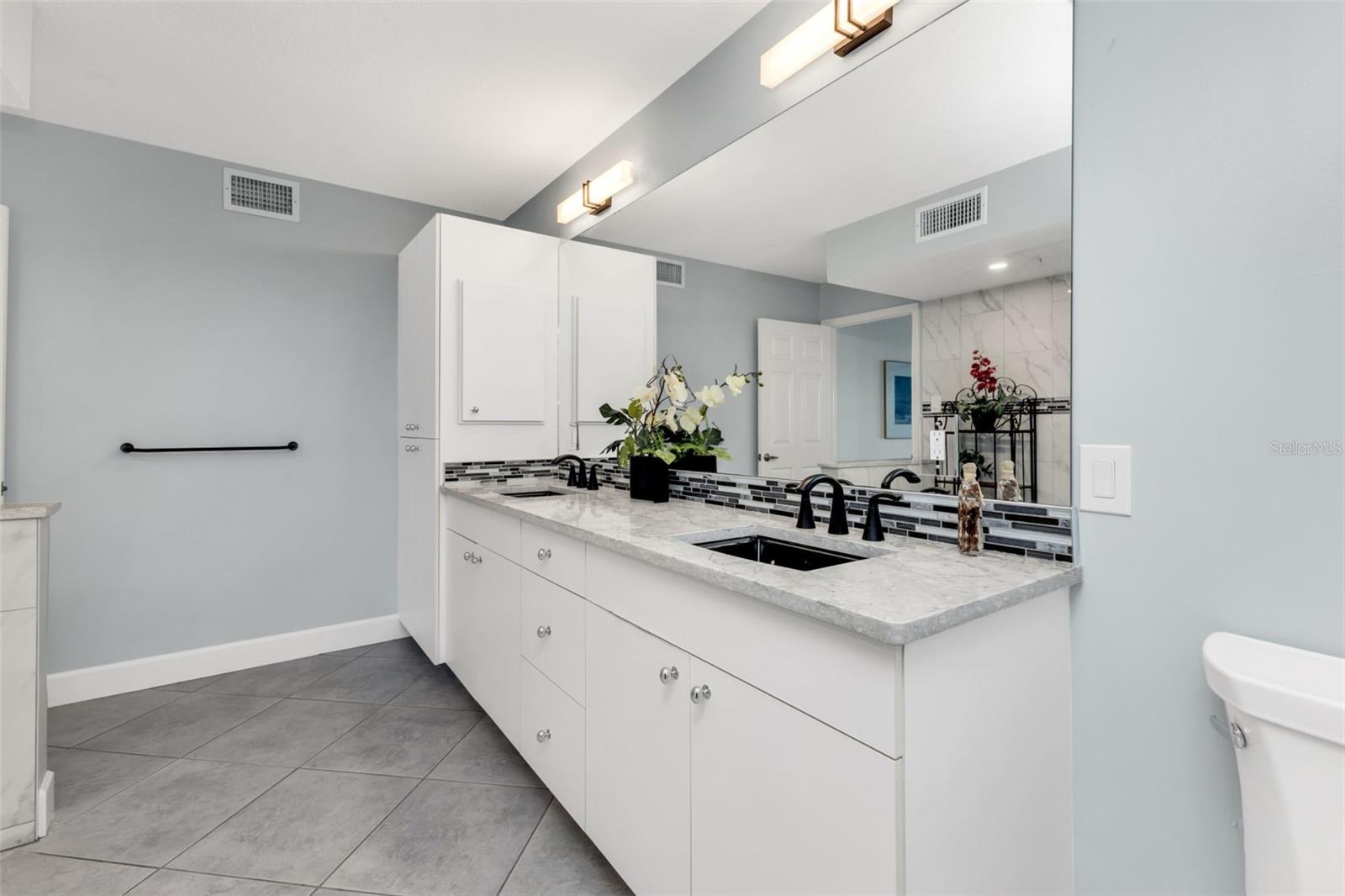 Image 40 of 44 For 1650 Marion Avenue 123