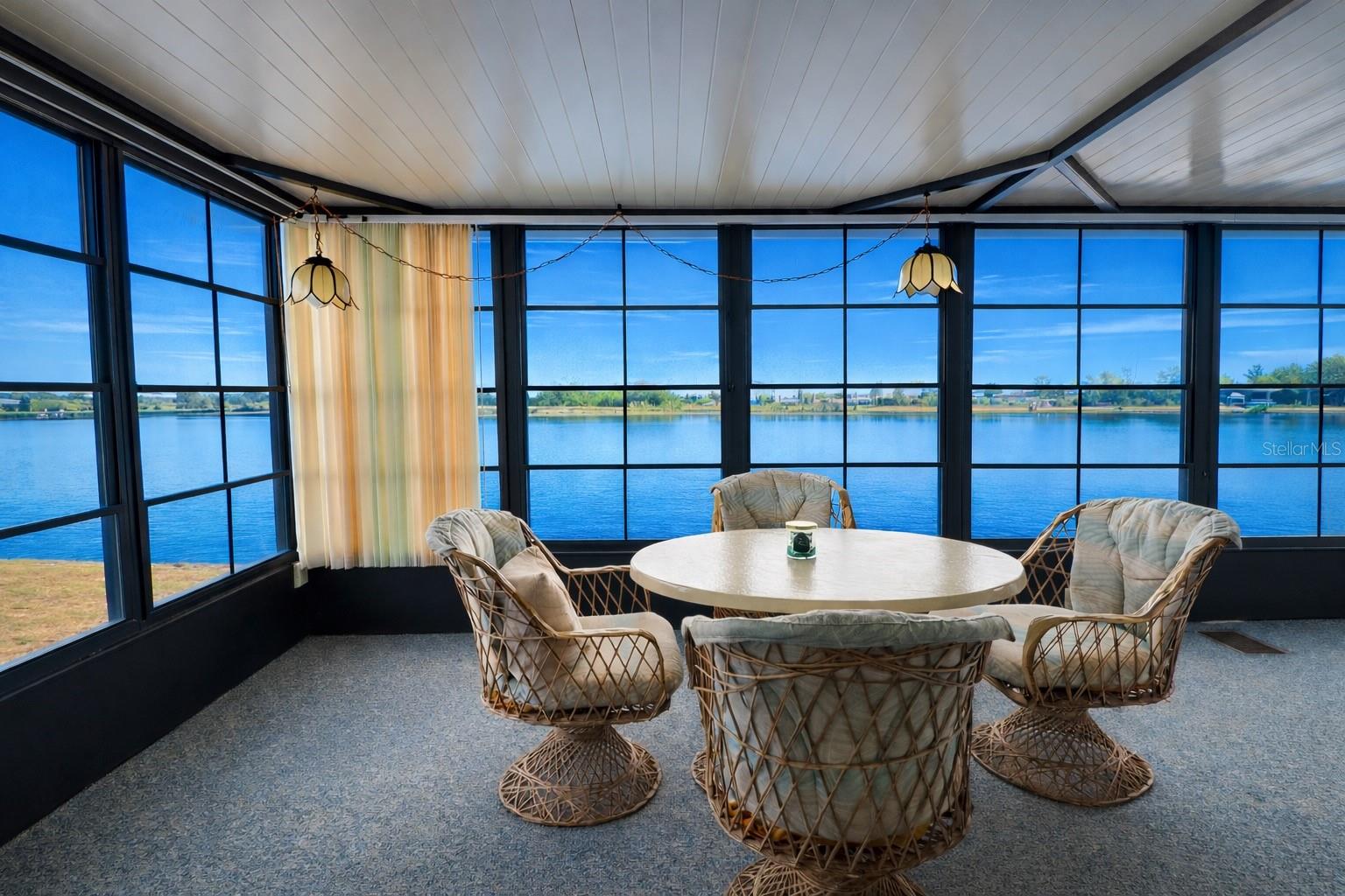 Listing photo id 9 for 772 Imperial Drive