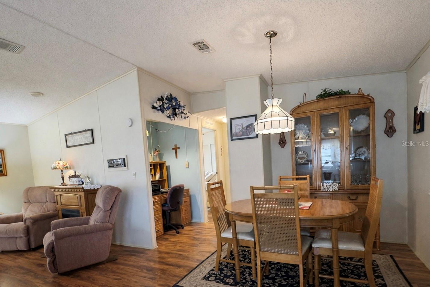 Listing photo id 10 for 772 Imperial Drive