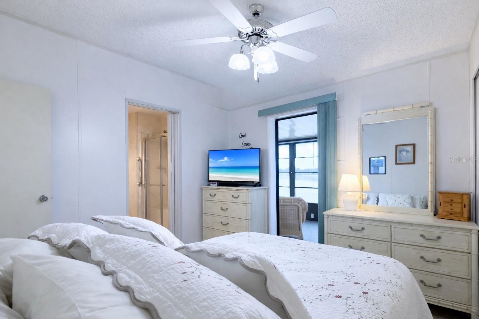 Listing photo id 12 for 772 Imperial Drive