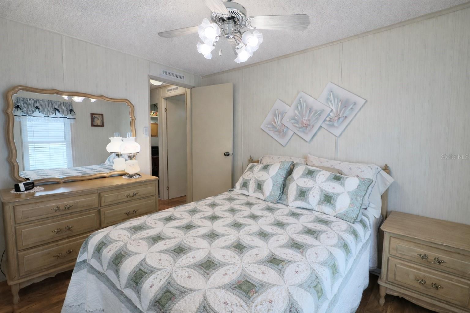 Listing photo id 16 for 772 Imperial Drive