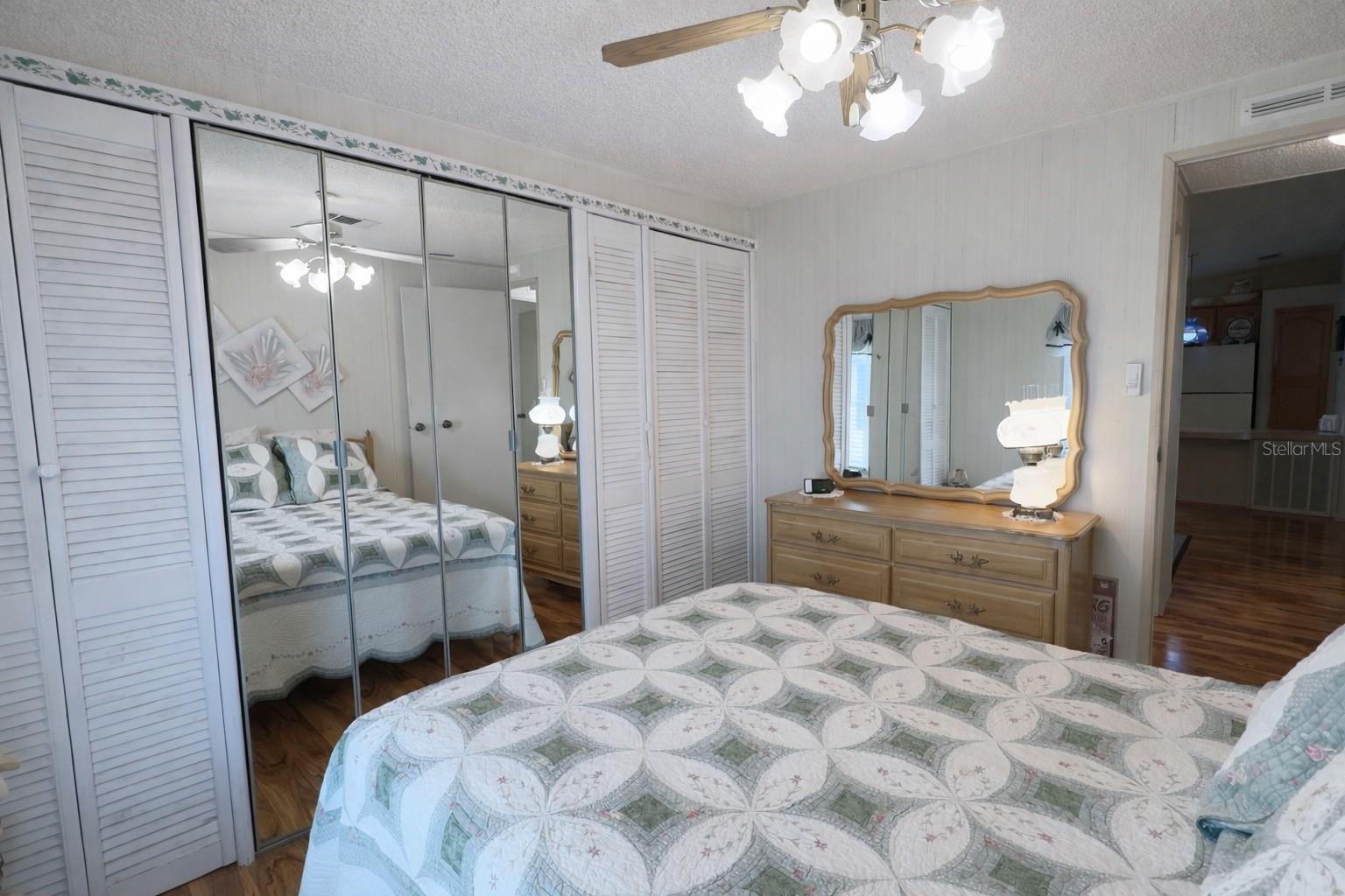 Listing photo id 17 for 772 Imperial Drive