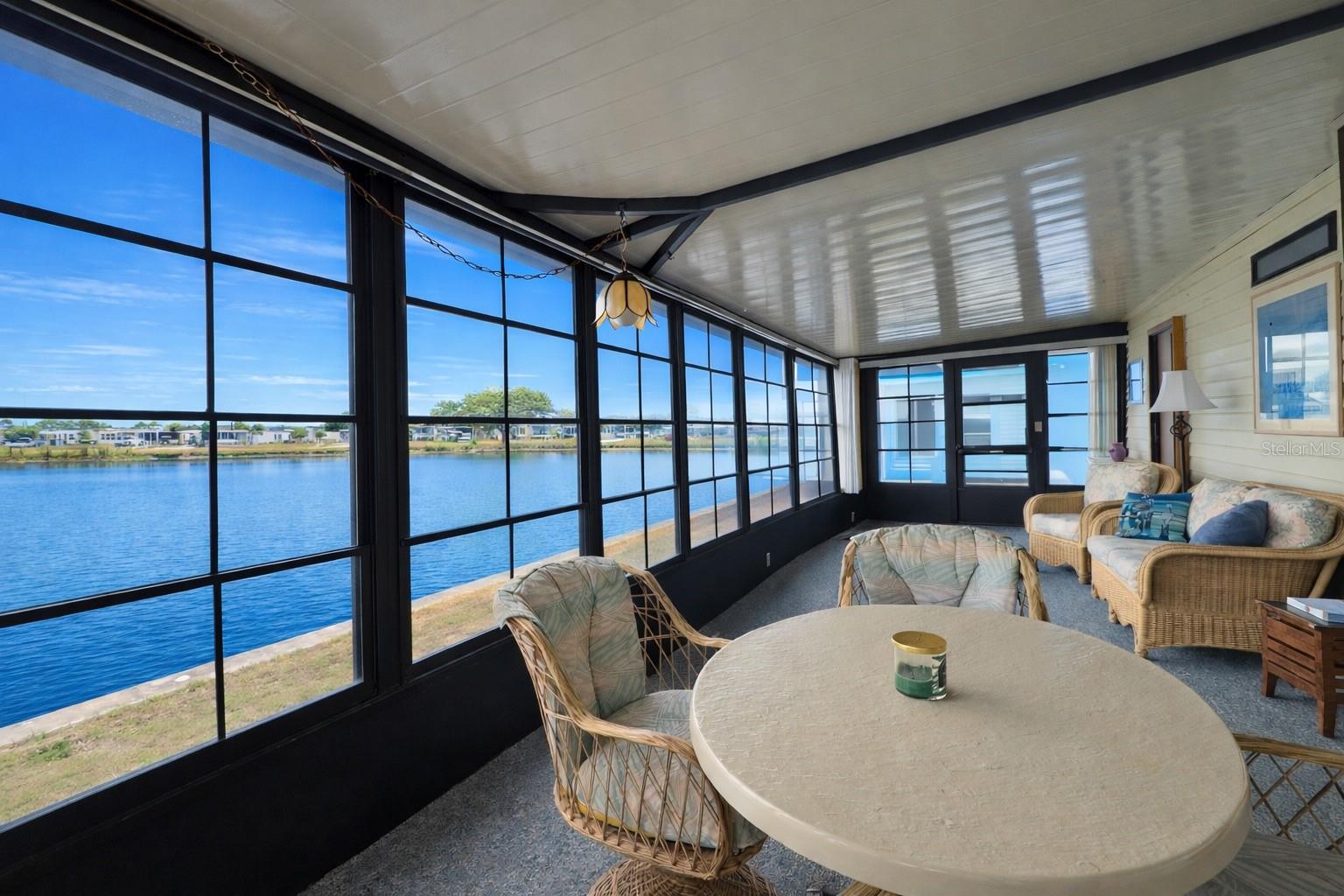 Listing photo id 2 for 772 Imperial Drive