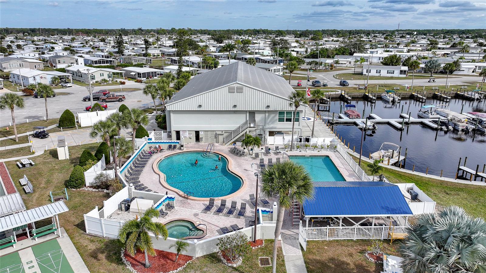 Listing photo id 38 for 772 Imperial Drive