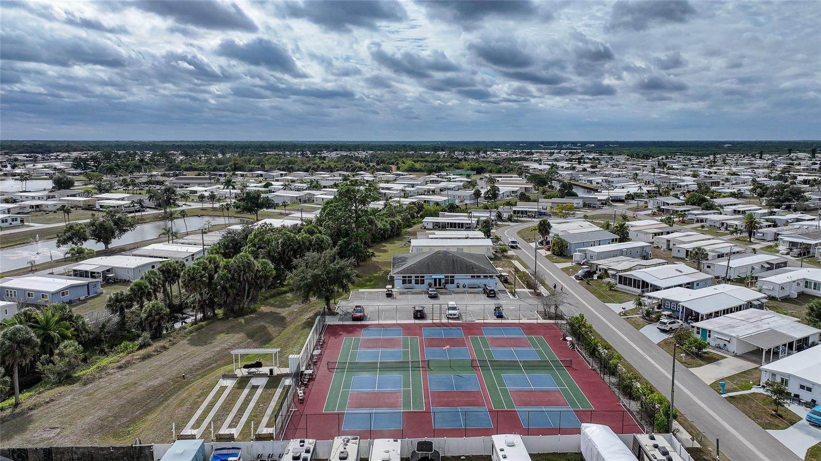 Listing photo id 43 for 772 Imperial Drive