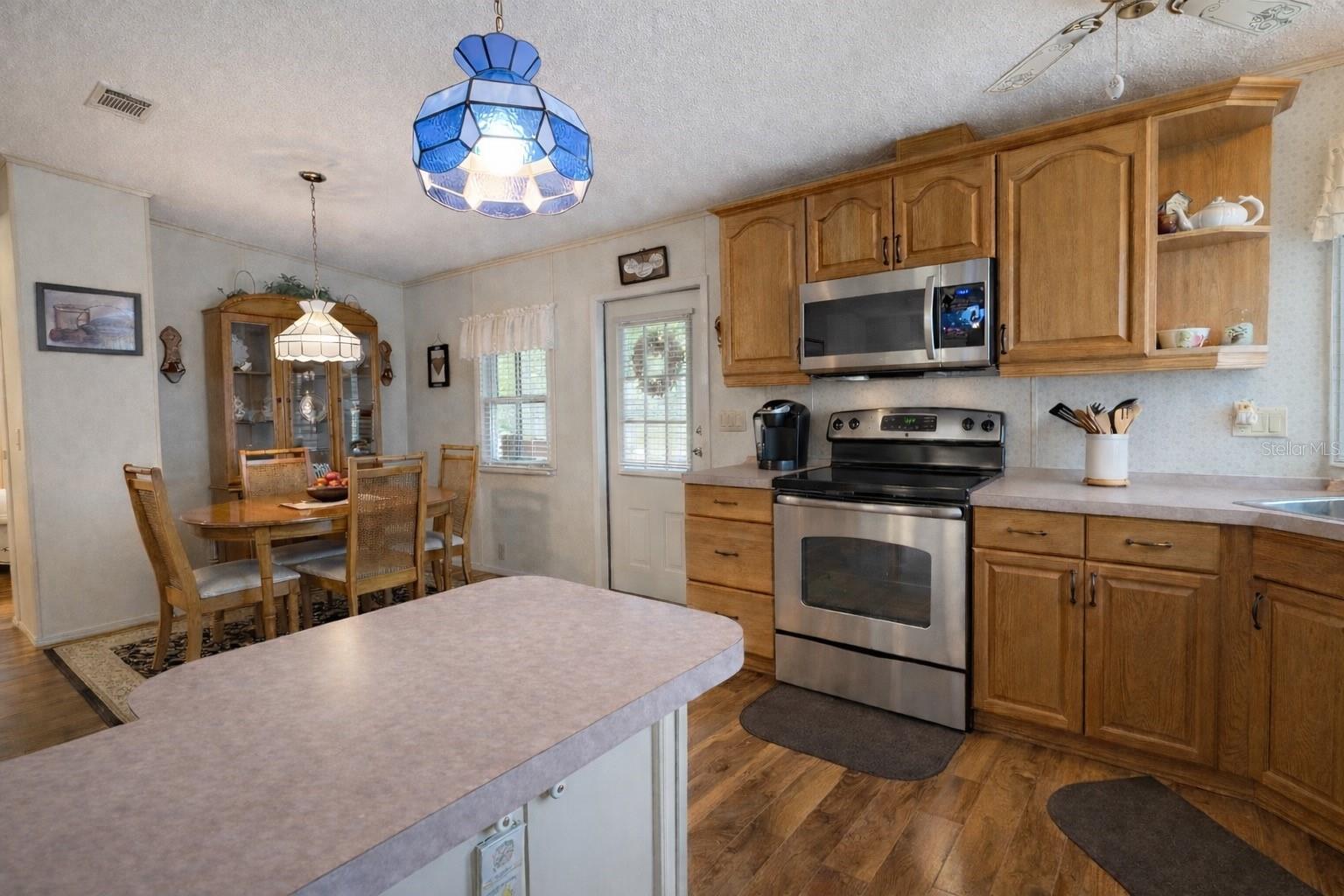 Listing photo id 5 for 772 Imperial Drive