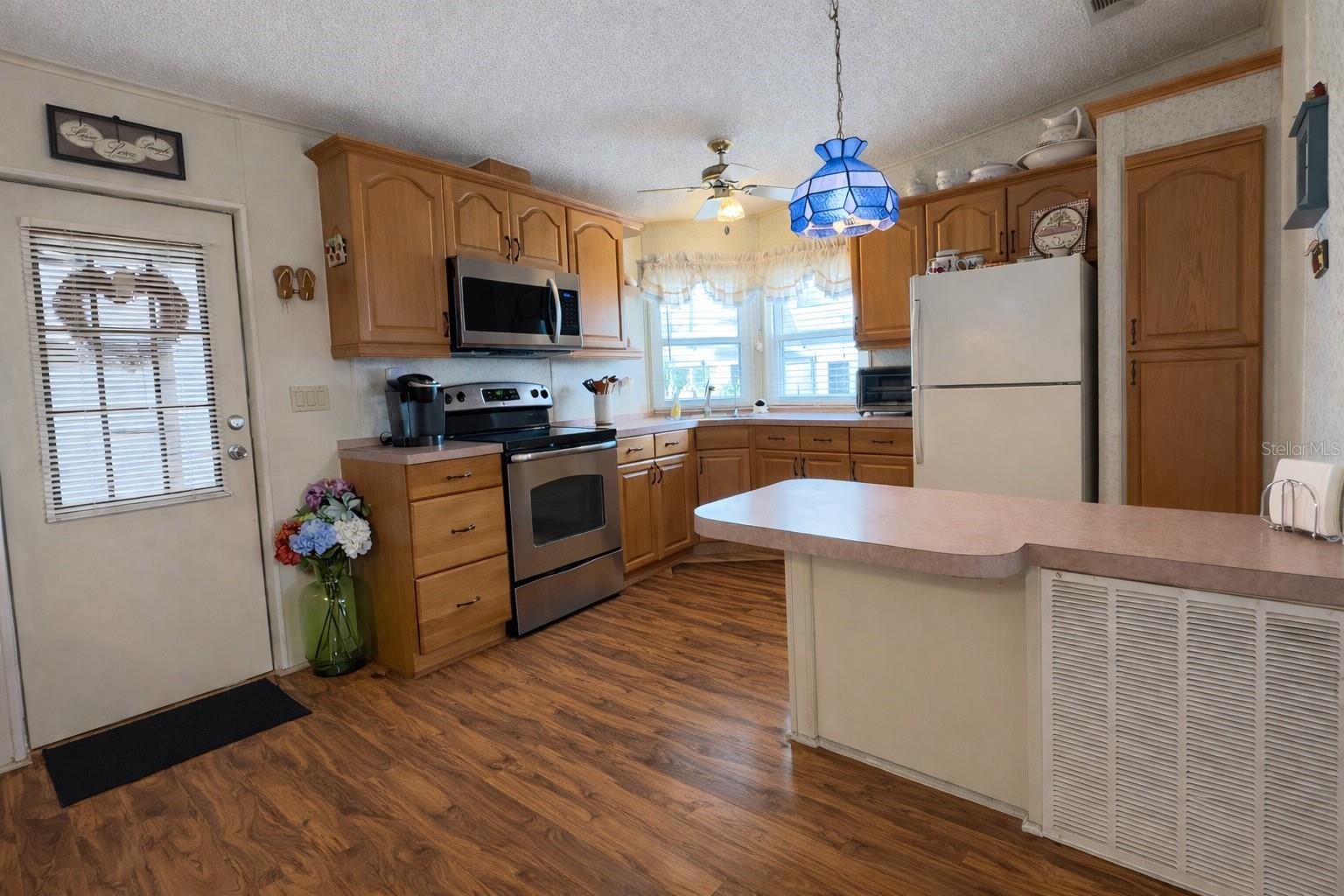 Listing photo id 6 for 772 Imperial Drive