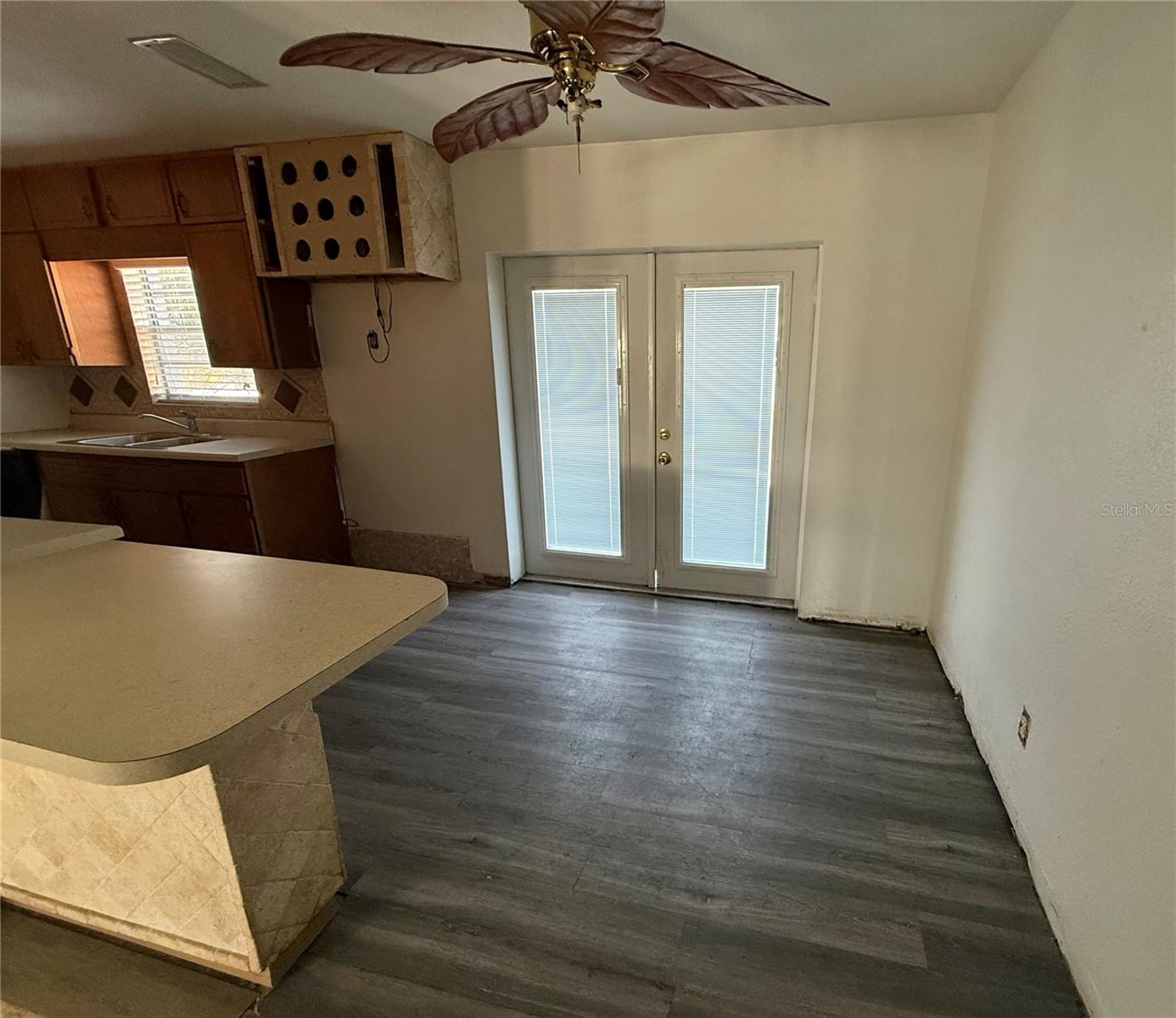 Image 11 of 25 For 1129 Golden Avenue