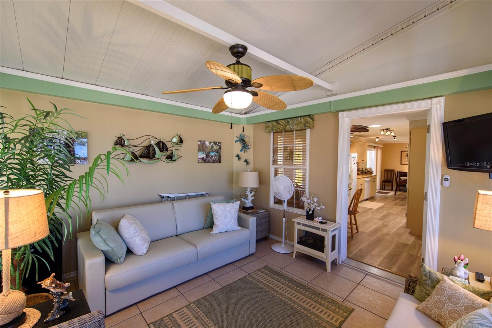 Image 10 of 33 For 1 Den Helder Avenue