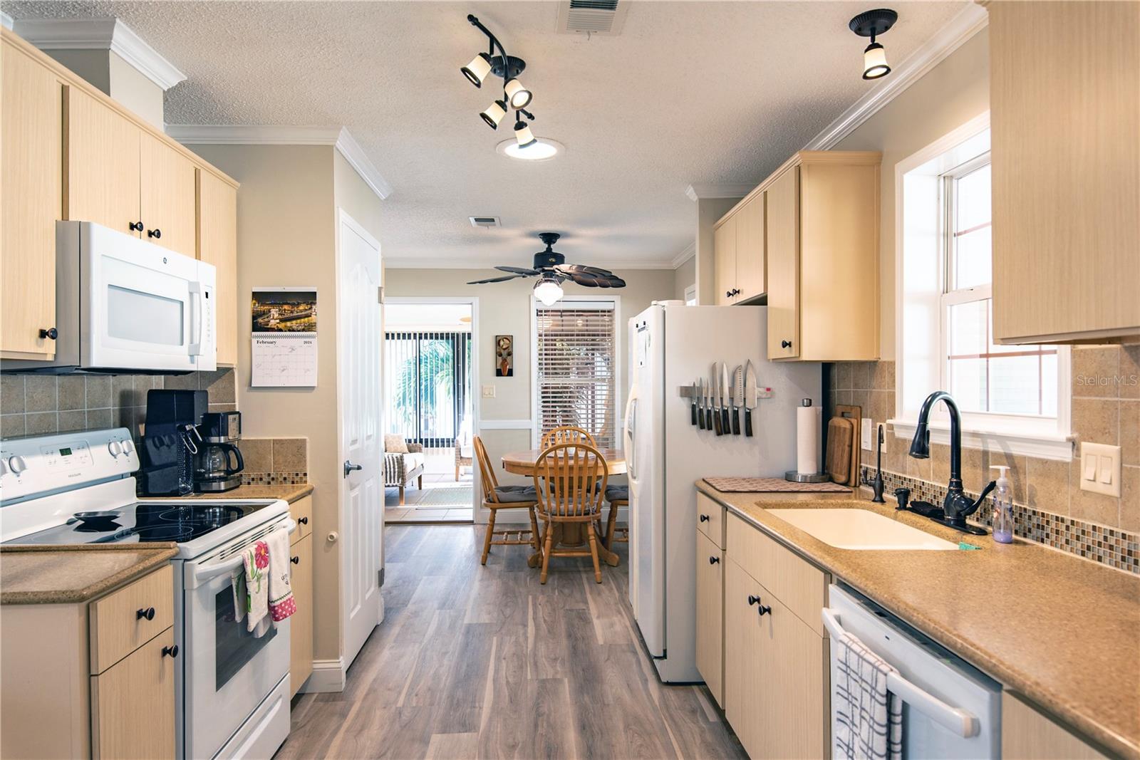 Image 8 of 33 For 1 Den Helder Avenue