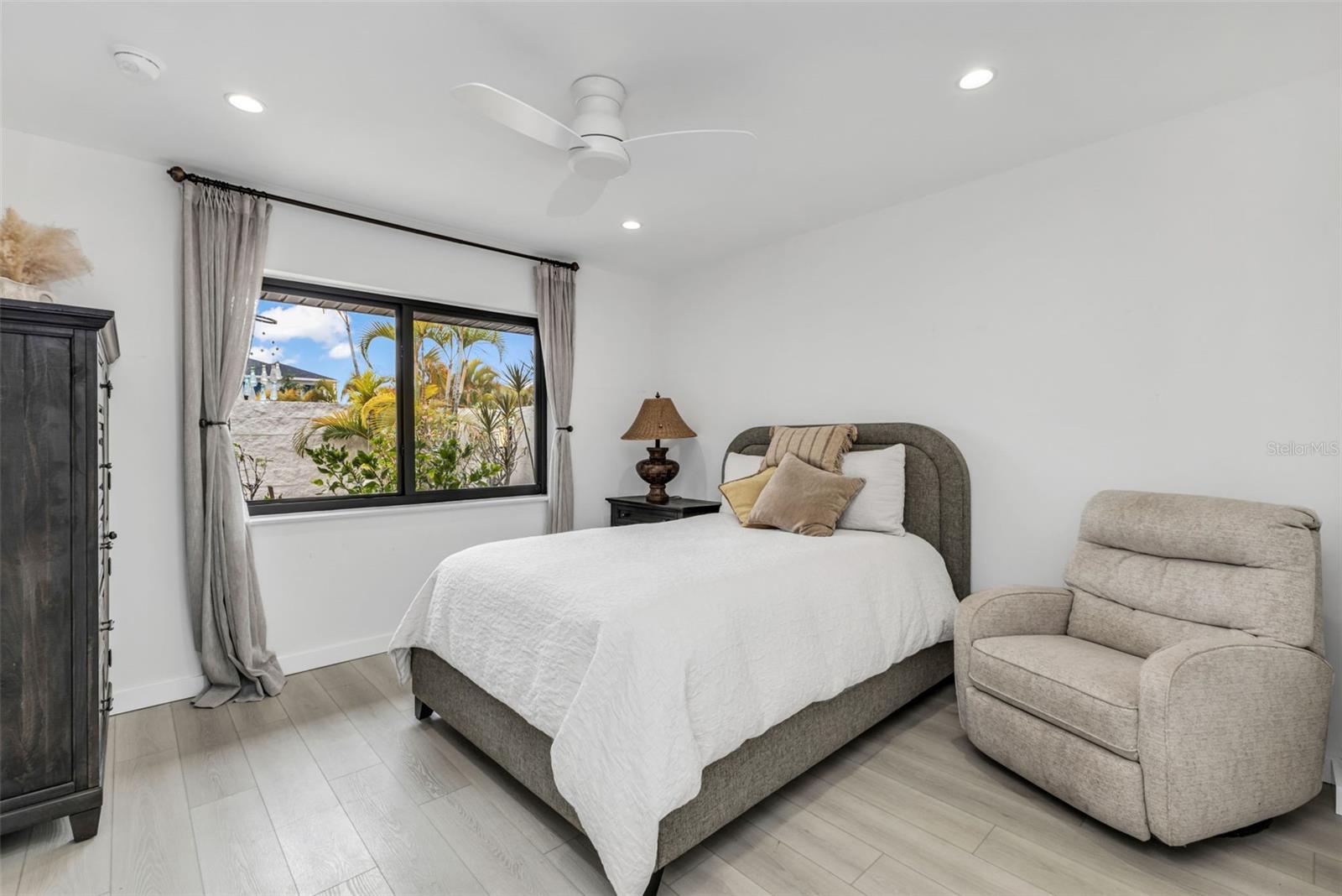 Image 20 of 43 For 232 Henry Street