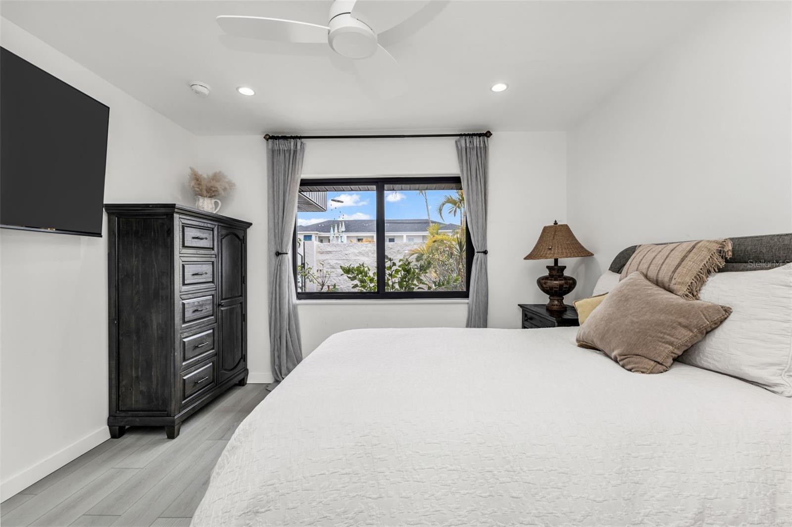 Image 22 of 43 For 232 Henry Street