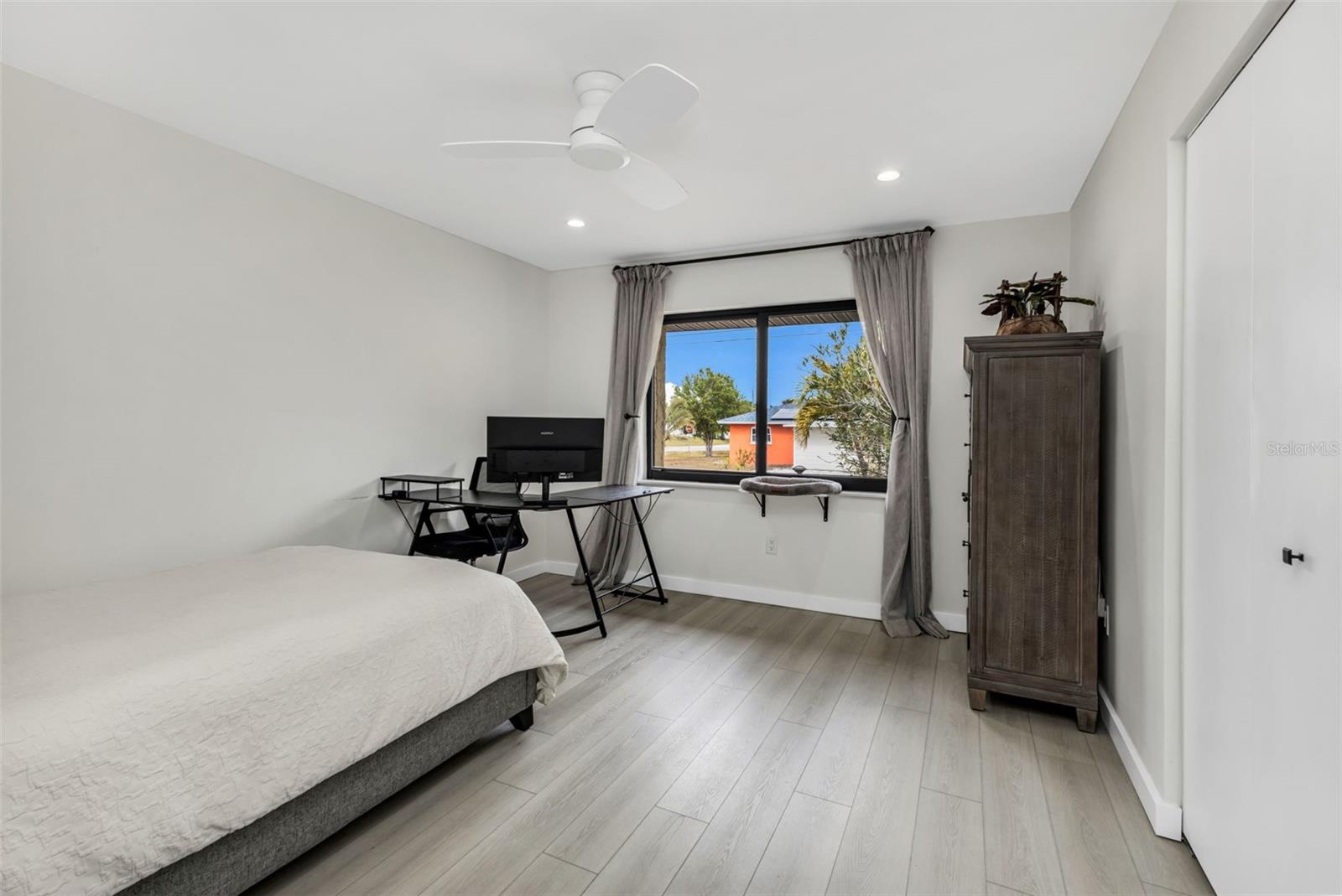 Image 23 of 43 For 232 Henry Street