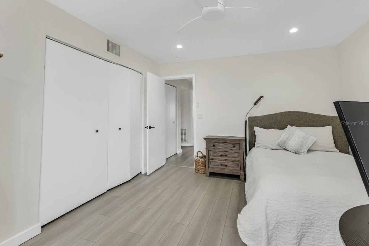 Image 24 of 43 For 232 Henry Street