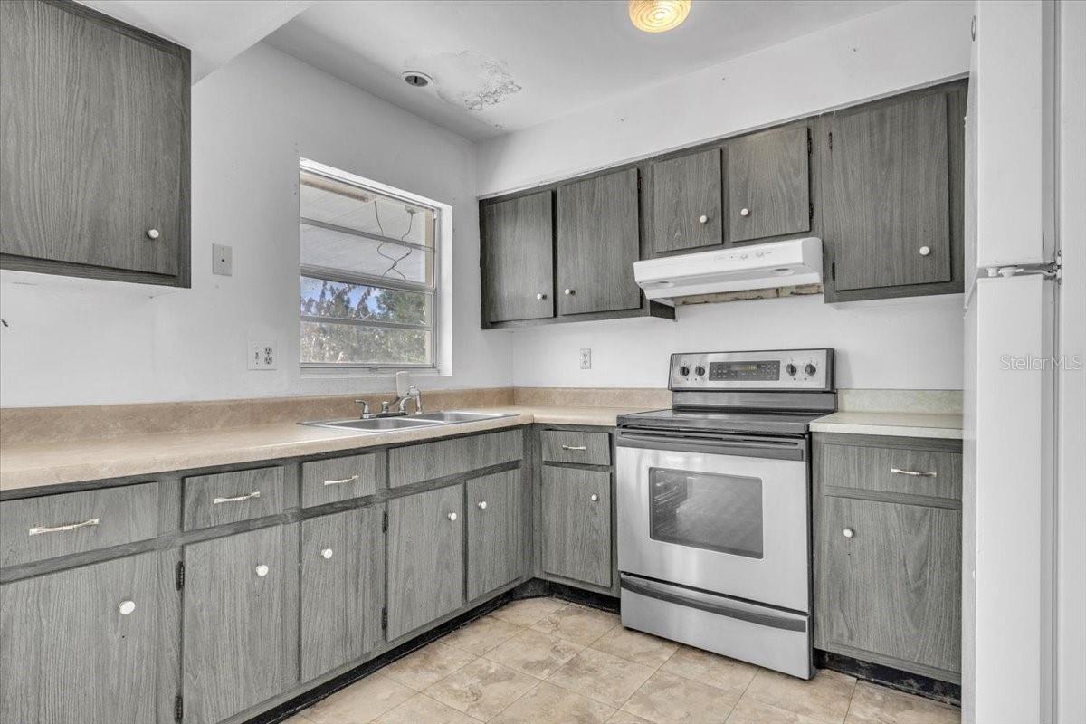 Image 11 of 44 For 22265 Niagara Avenue